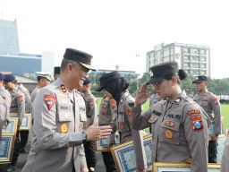 Kapolda Jatim Berikan Penghargaan Kepada 56 PNS dan Personel Polri yang Berprestasi