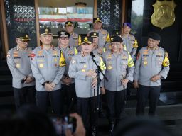 Pastikan Pemilu Aman dan Kondusif, Kabaharkam Polri Cek Personel dan Peralatan Pengamanan di Polda Jatim