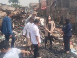 Hotel Vasa Bareng Aliansi Wartawan Surabaya Salurkan Bantuan Untuk Korban Kebakaran di Kel. Jepara