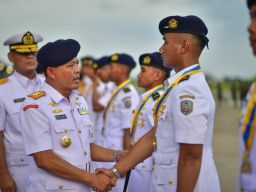 Flypass Bonanza dan Heli Bell 505 Warnai Tupdik dan Wing Day 11 Perwira Penerbang TNl AL