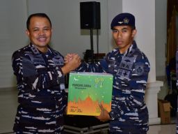 Wakili Kasal, Danpuspenerbal Serahkan Paket Lebaran pada Personel Penerbangan TNl AL Surabaya