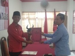 Budayawan Topeng Mas Hakim Kembalikan Formulir ke DPC PDI Perjuangan Jombang