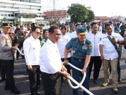 Dukung Program Percepatan Produksi Padi, KRI dr. Soeharso-990 Kirim Alsintan Ke Merauke