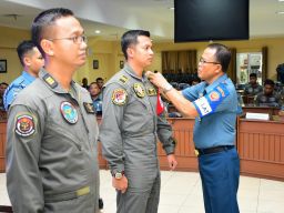 Komandan Puspenerbal Buka Pelatihan Perdana Tri Matra TNl Take Off Landing Helikopter di KRI