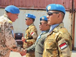 Air Crew Heli HS-1305 Terima Penghargaan Tanda Jasa UN Medal dari PBB