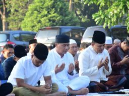 Komandan Puspenerbal Serahkan 58 Hewan Kurban Usai Solat Idul Adha 1445 H