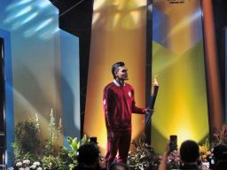 Rahmat Irianto Mahasiswa UNESA Pembawa dan Penyulut Api ASEAN University Games XXI