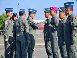 Kasal Sematkan Brevet Kehormatan Penerbangan kepada Tujuh Pati TNl AL
