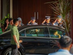 Komandan Puspenerbal Sambut Kedatangan Wakil Presiden RI di Bandara Juanda