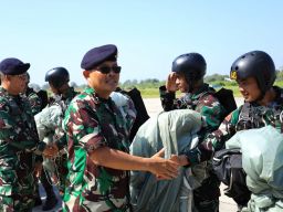 Komandan Puspenerbal Beri Ucapan Selamat 41 Siswa Diktaifib Usai Terima Brevet Terjun Free Fall