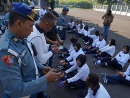 Cek Smartphone, Komandan Lanudal Juanda Pastikan Personelnya Tak Terlibat Judol dan Pinjol