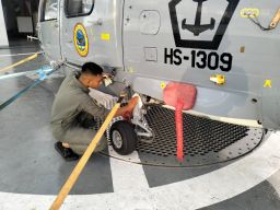 Selain Patroli, Crew Heli Panther Juga Rutin Bersihkan Helikopter Sebelum Bertugas