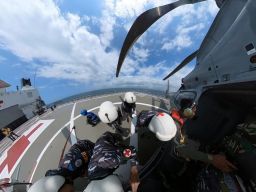 Skuadron Udara 100 Wing Udara 2 Puspenerbal Latihan EMU Bersama KRI dr. Wahidin Sudirohusodo