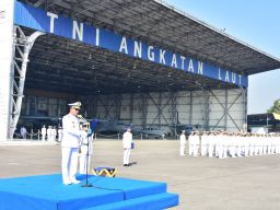 Komandan Puspenerbal Pimpinan Peringatan HUT Ke-79 Rl di Apron Lanudal Juanda 