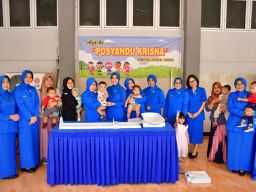 Bulan Vitamin A, PG Jalasenastri Puspenerbal Beri Vitamin A Balita Posyandu Krisna Juanda