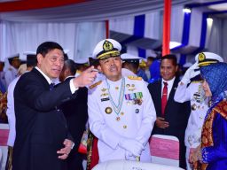 Danpuspenerbal Saksikan Sailing Pass, Fly Pass dan Demo Udara HUT ke-79 TNI AL di Geladak KRI RJW 992