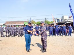 Lestarikan Pesisir Pantai, Lanudal Juanda Bersama Mahasiswa UHT Tanam Ribuan Bibit Mangrove