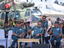 Komandan Puspenerbal Dampingi Wakasal Saksikan Atraksi Rajawali Laut Flight di Bali International Airshow 2024