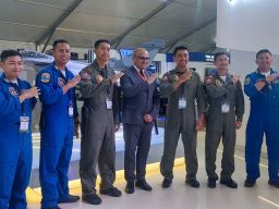 Usai Tampil Memukau, Penerbang Rajawali Laut Flight Kunjungi Tenant Bali Air Show 2024