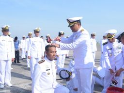 Syukuran Naik Pangkat, Ratusan Personel Puspenerbal Mandi Kembang di Apron Lanudal Juanda