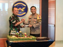 Komandan Puspenerbal Terima Kejutan Kue Ulang Tahun dari Polresta Sidoarjo H-1 HUT ke-79 TNl 2024