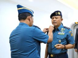 Komandan Puspenerbal Terima Brevet Kehormatan Kesehatan Penyelaman dan Hyperbarik