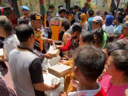 Antusias Warga Datang Ke Polsek Simokerto Untuk Mendapatkan Jum'at Berkah