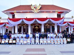 Lestarikan Tradisi Angkatan Laut, Wadan Puspenerbal Hadiri Parade Surya Senja di Gedung Negara Grahadi