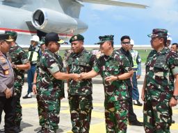Komandan Puspenerbal Sambut Kedatangan Panglima TNl dan Kapolri