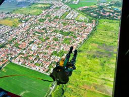 Skuadron Udara 600 Wing Udara 2 Puspenerbal Dukung Latihan Terjun Para Dasar Taruna AAL Tk. 4 LXX