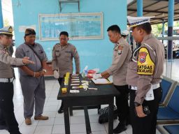 Ops Lilin Semeru 2024 Polres Pamekasan Lakukan Tes Urine Sopir Bus dan Kondisi Kendaraan Layak Jalan