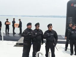 Komandan Puspenerbal Terima Brevet Kehormatan Hiu Kencana dari Kasal