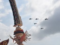 Aksi Memukau Rajawali Laut Flight, Hibur Delegasi dan Tamu Undangan di MNEK 2025