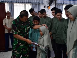 Jum'at Berkah Ramadhan, Komandan Puspenerbal Kunjungi Panti Asuhan Laksamana Moeljadi Juanda