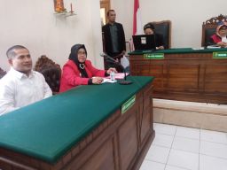 Andi Darti, Mempertanyakan Logika Tuduhan Dilayangkan Terhadap Kliennya