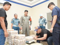 Satgaspam TNI AL Bandara Juanda Gagalkan Pengiriman Sarang Burung Walet Tanpa Dokumen Resmi