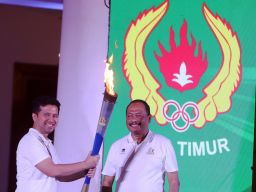 Nyalakan Obor Porprov Jatim 2025, Emil Dardak Sebut Momen Bersejarah Atlet Jatim