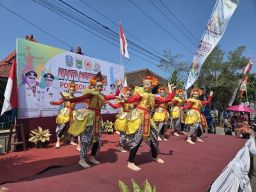 Meriah Warga Malang Sambut Kirab Obor Porprov IX Jatim 2025