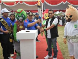 Masuk Kota Batu Warga Sambut Kirab Api Porprov Jatim IX 2025 Meriah