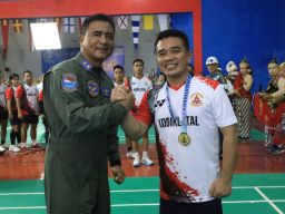 Komandan Puspenerbal Serahkan Medali dan Piala Cabor Bulutangkis Poral Wiltim 2025