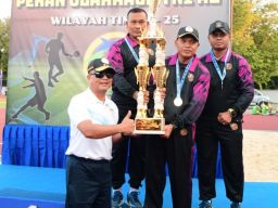Komandan Puspenerbal Serahkan Piala Juara Umum Ke-3 Poral Wiltim 2025