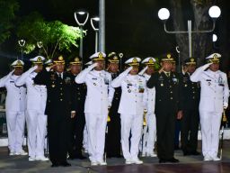 Komandan Wing Udara 2 Puspenerbal AKRS HUT ke-80 Kemerdekaan Rl di TMP Sepuluh November