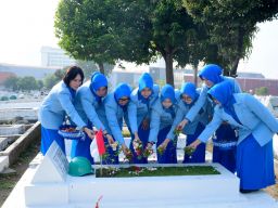 Ketua Gabungan dan Pengurus Jalasenastri Puspenerbal Ziarah dan Tabur Bunga HUT ke-79 Jalasenastri