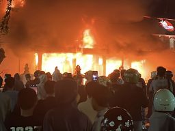 Kerusuhan Pecah di Grahadi, Press Room Wartawan Dibakar Massa