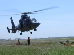 Asah Kemampuan Water Bombing, Skuadron Udara 100 Laksanakan Uji Coba Firefighting dengan Bambi Bucket