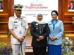 HUT Ke-80 Provinsi Jatim, Pangkoarmada II Dianugerahi Gubernur Jawa Timur “Lencana Emas Jer Basuki Mawa Beya”