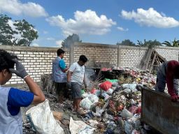 Kreatif ! KKN Tematik UNESA Ajak Masyarakat Desa Lowayu Pilah Sampah Jadi Rupiah