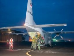 Pesawat Casa TNI AL Laksanakan Dukungan Night Static Jump Dikpasis AAL