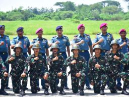 Terjun Statis dari Casa U 6215 Puspenerbal, Pasis AAL Angkatan Ke-71 Korps Marinir Sukses Raih Brevet Terjun Para Static