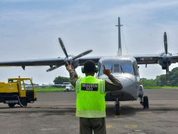 Pesud Casa 212 TNI AL Terlibat Pencarian Kapal Tenggelam di Laut Bawean